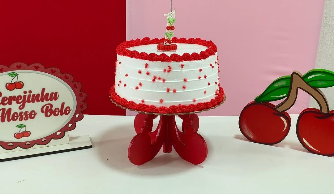 Bolo personalizado com decoração de cerejas e acabamento vermelho e branco